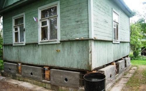 Мы поднимаем деревянный дом на домкратах для ремонта. 05