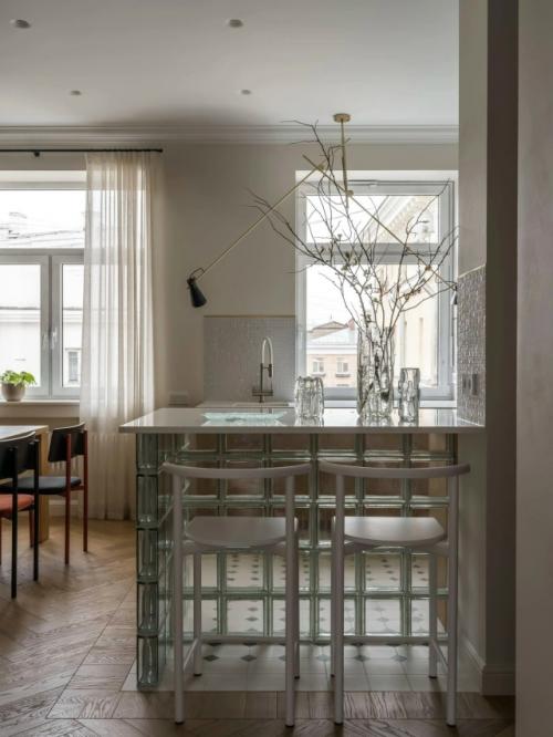 Стеклоблоки, метлах и терракота: квартира в Москве в старом фонде. 01