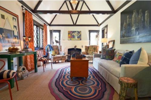 Ковры никогда не устаревают, а меняются только в условиях современных тенденций. 02