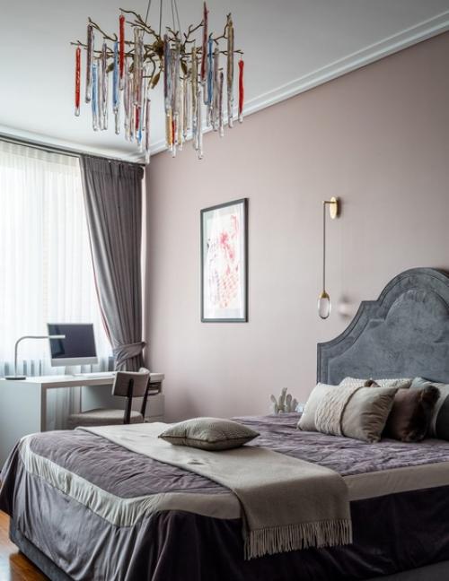 Реализованный интерьер квартиры с музейным искусством, в оттенках серого. 04