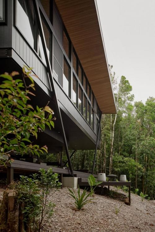 Дом был спроектирован со стеклянными стенами в основной гостиной и спальнях - чтобы максимально наслаждаться природой. 01