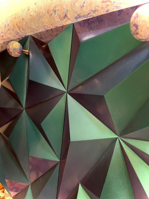 Как мы ни старались, но передать всю красоту игры блеска и цвета мишуры камере не удалось. 07