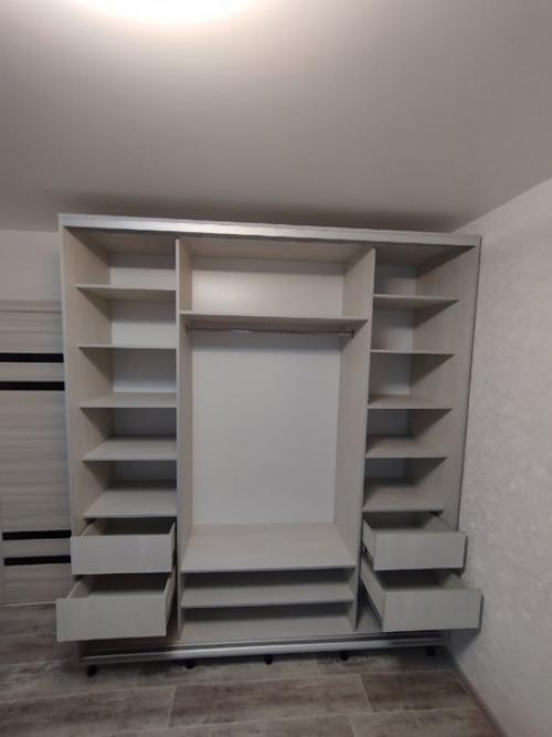 Чаще всего наполнение большого шкафа в спальню продумывают сразу для двух супругов. 04 Чаще всего наполнение большого шкафа в спальню продумывают сразу для двух супругов. 04