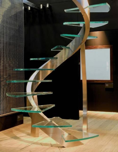 Стекло - отнюдь не самый распространённый материал, используемый при строительстве лестниц. 04