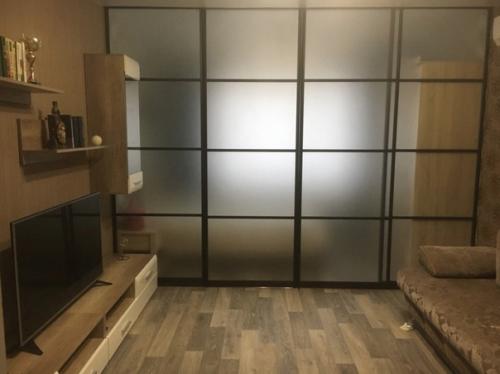 Идея для ремонта в небольшой однокомнатной квартире с продуманным зонированием спального места. 04