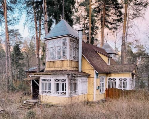 Российский фотограф Федор савинцев запечатлел непризнанные шедевры архитектуры - дачи в подмосковном поселке Кратово. 07