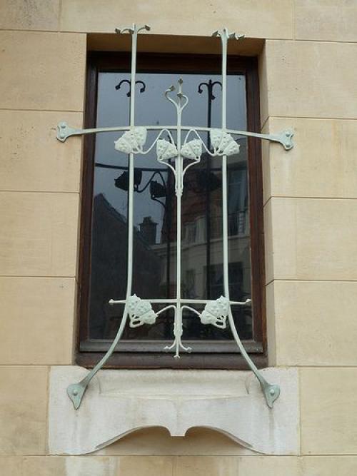 В 1898 году мажорель нанял Генри (Анри) саважа (1873 - 1932), молодого парижского архитектора для строительства собственного дома. 05