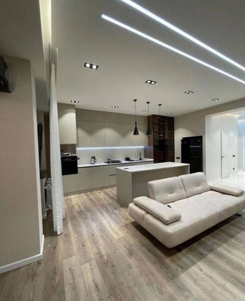 Кухню объединили с гостиной и установили небольшой остров, который упрощает жизнь хозяйке. 02