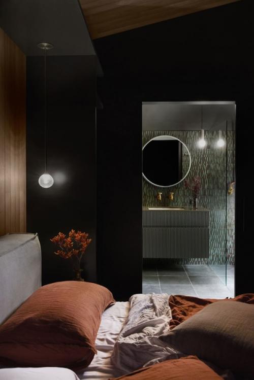 Дом был спроектирован со стеклянными стенами в основной гостиной и спальнях - чтобы максимально наслаждаться природой. 07