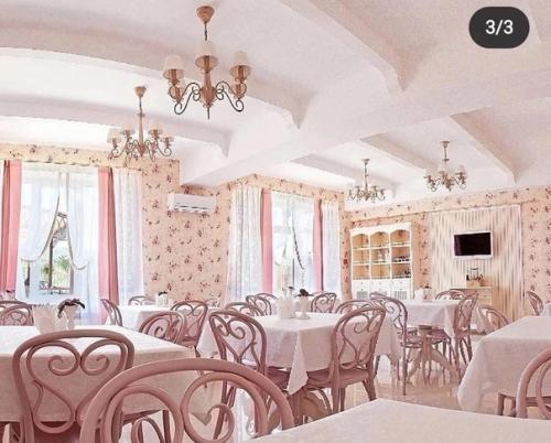 В том случае, если вы ещё не спланировали свой отдых на лето 2023 года, мы ждём вас в нашем уютном семейном отеле бонжур в п. сукко ( Анапа). 07