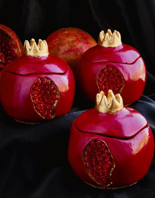 С радостью мы представляем вам ароматическую свечу Гранат. 02