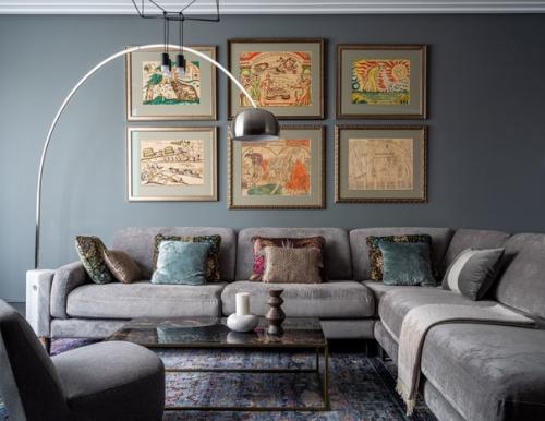 Реализованный интерьер квартиры с музейным искусством, в оттенках серого. 02