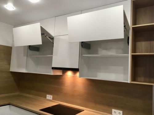 Белый гарнитур - светлое и уютное решение, делающее кухонную мебель визуально более легкой и создающее ощущение чистоты в комнате. 03