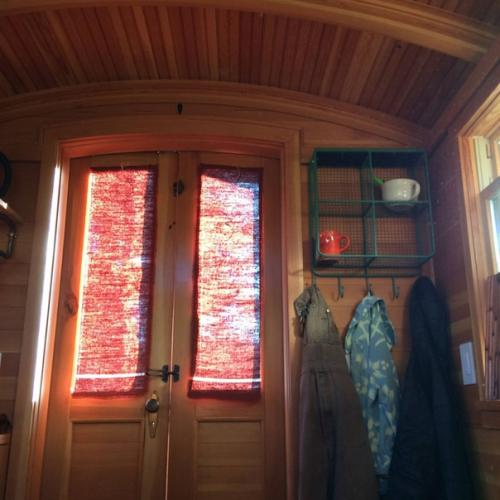 Крошечный домик Don Vardo - отличный проект крошечных домов, идеально подходящий для отдельного офиса, помещения для гостей или уединенного жилья. 06