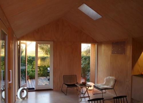 Небольшой деревянный частный дом в живописной местности расположен. 04