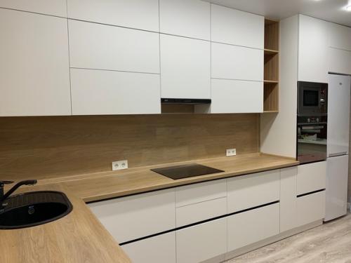 Белый гарнитур - светлое и уютное решение, делающее кухонную мебель визуально более легкой и создающее ощущение чистоты в комнате. 01