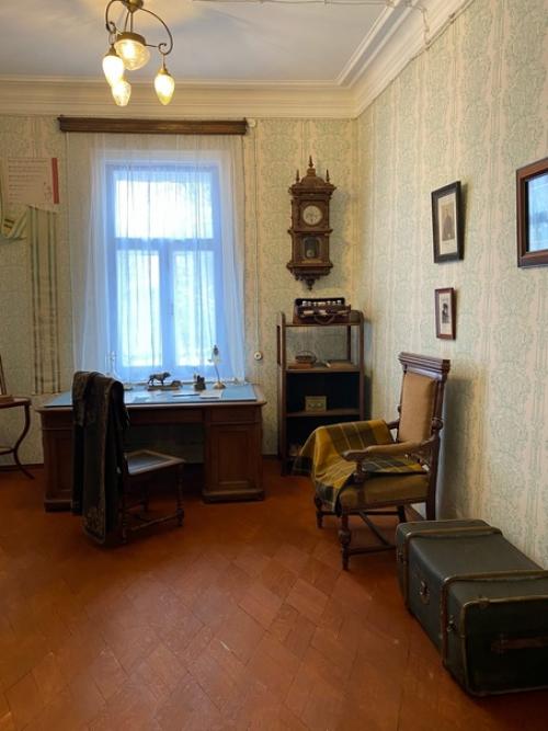 Музей - квартира был открыт в 1971 году в доме, в котором Максим горький жил с 1902 по 1904 год. 01