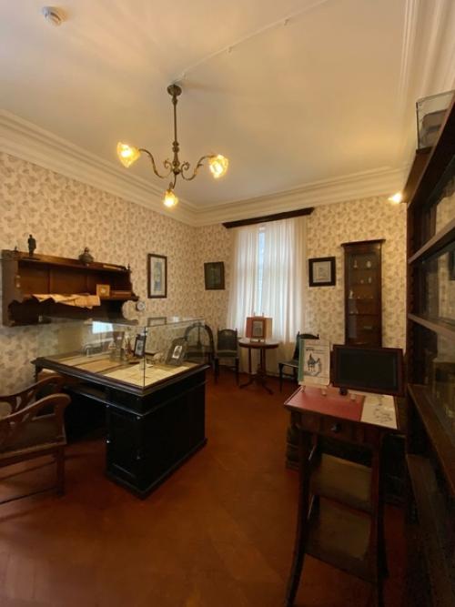 Музей - квартира был открыт в 1971 году в доме, в котором Максим горький жил с 1902 по 1904 год. 05