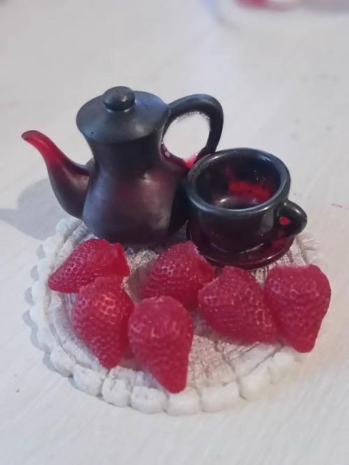 Почти в каждом доме небольшой деревни алтат теперь есть красивые изделия из смолы. 05