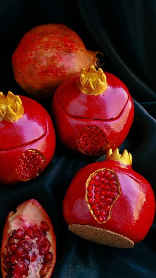 С радостью мы представляем вам ароматическую свечу Гранат. 04