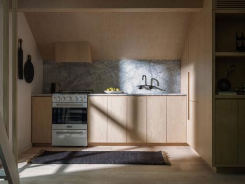 Хижина в лесу на современный манер: домик в штате Коннектикут. 04