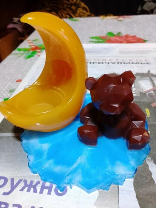 Почти в каждом доме небольшой деревни алтат теперь есть красивые изделия из смолы.
