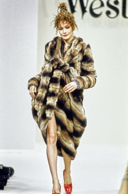 Для показа Vivienne Westwood Autumn Winter 1994-1995 в Париже Вивьен вествуд решила, что скромность - это скучно. 01