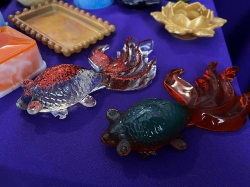 Почти в каждом доме небольшой деревни алтат теперь есть красивые изделия из смолы. 02