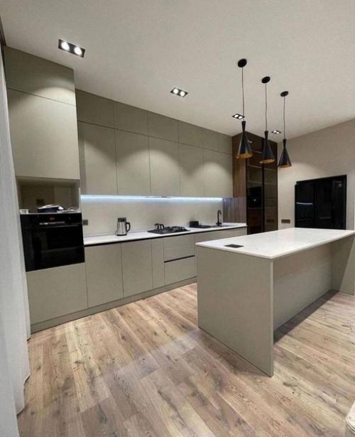 Кухню объединили с гостиной и установили небольшой остров, который упрощает жизнь хозяйке. 06