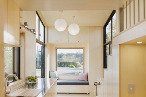 Снаружи дом отделан темным металлом - этот индустриальный материал выглядит в данном случае максимально элегантно. 06