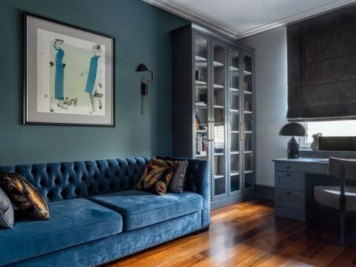 Реализованный интерьер квартиры с музейным искусством, в оттенках серого. 03