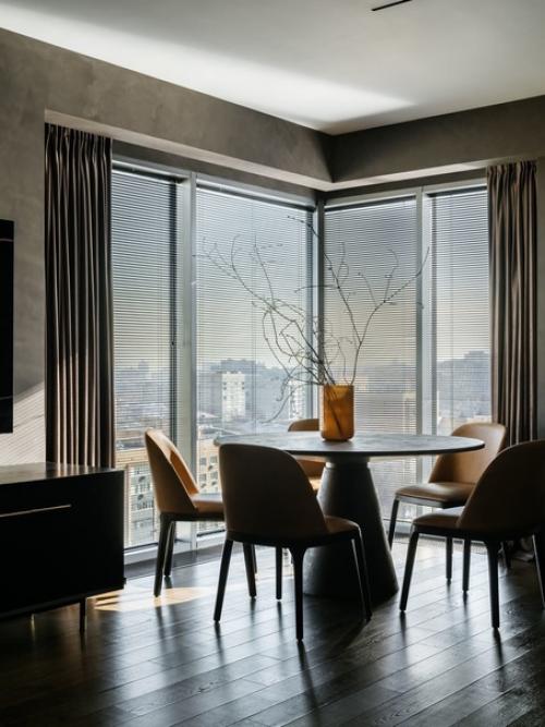 Реализованный интерьер темной квартиры с яркими акцентами в Москве. 02