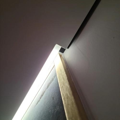 Подсветкой потолка иногда подчеркивают не весь периметр комнаты, а только одну, две или три стены. 03