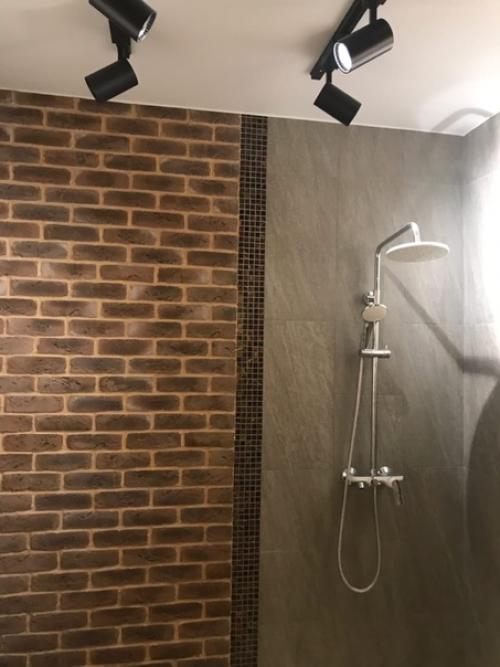 Белый матовый потолок может иметь суперский внешний вид и без двухуровневых конструкций, и даже без современных и стильных световых линий. 03