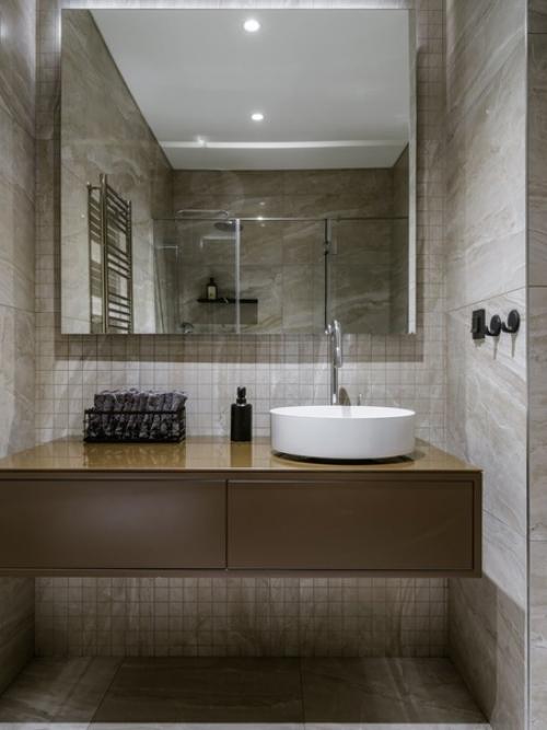 Реализованный интерьер темной квартиры с яркими акцентами в Москве. 06