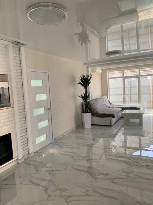 Современный вариант дизайна интерьера загородного дома. 01