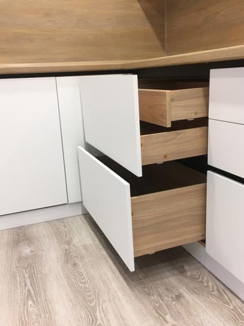 Белый гарнитур - светлое и уютное решение, делающее кухонную мебель визуально более легкой и создающее ощущение чистоты в комнате. 07