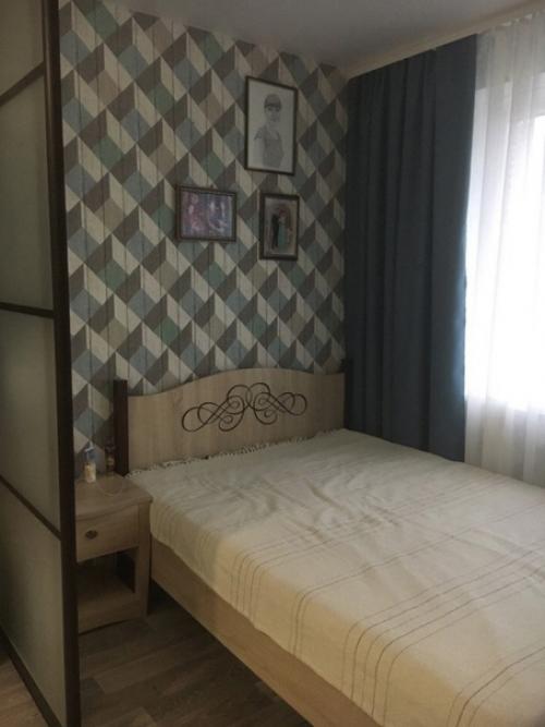 Идея для ремонта в небольшой однокомнатной квартире с продуманным зонированием спального места. 08