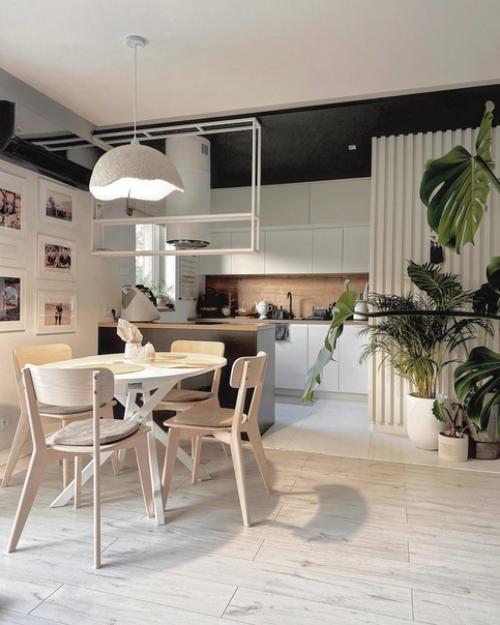 Уютная современная квартира с открытым балконом, зелеными растениями и плетеным декором. 07