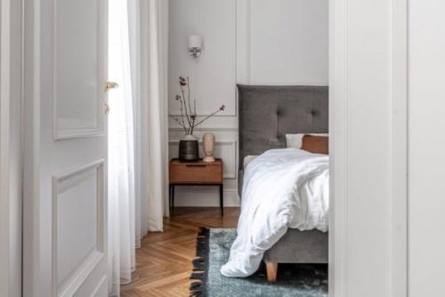 Дизайнер современный интерьер в историческом здании оформила. 06