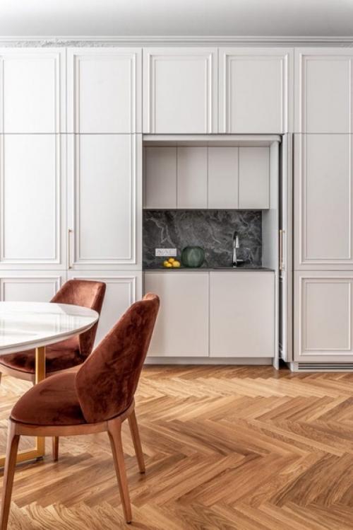 Дизайнер современный интерьер в историческом здании оформила. 02