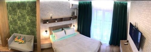 Белый матовый потолок может иметь суперский внешний вид и без двухуровневых конструкций, и даже без современных и стильных световых линий. 01