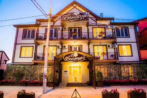 В том случае, если вы ещё не спланировали свой отдых на лето 2023 года, мы ждём вас в нашем уютном семейном отеле бонжур в п. сукко ( Анапа). 02