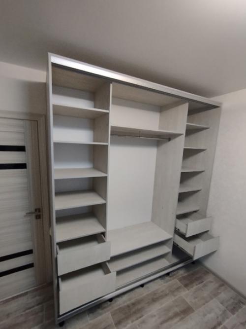 Чаще всего наполнение большого шкафа в спальню продумывают сразу для двух супругов. 03 Чаще всего наполнение большого шкафа в спальню продумывают сразу для двух супругов. 03