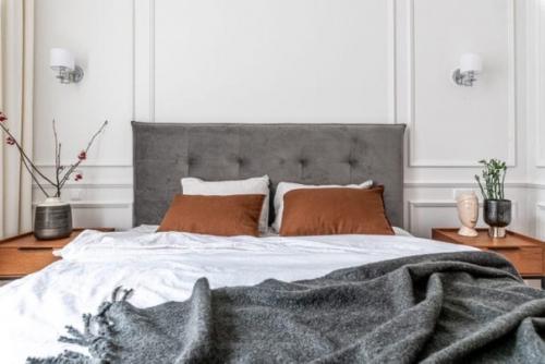 Дизайнер современный интерьер в историческом здании оформила. 07