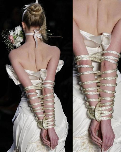 Связанные невесты на показе Samuel Cirnansck, 2012. 

