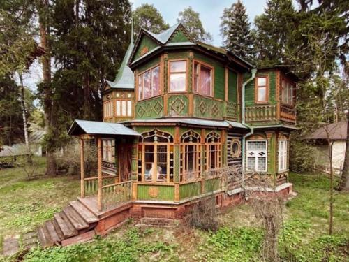 Российский фотограф Федор савинцев запечатлел непризнанные шедевры архитектуры - дачи в подмосковном поселке Кратово. 08