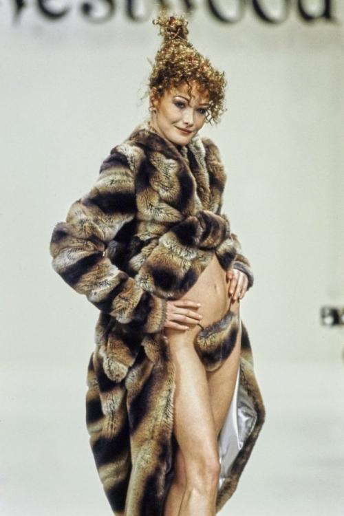 Для показа Vivienne Westwood Autumn Winter 1994-1995 в Париже Вивьен вествуд решила, что скромность - это скучно. 02