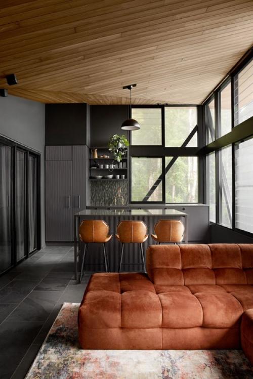 Дом был спроектирован со стеклянными стенами в основной гостиной и спальнях - чтобы максимально наслаждаться природой. 02