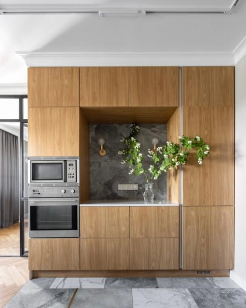 Владелица этой квартиры -  женщина, которая планирует жить здесь с собакой. 02